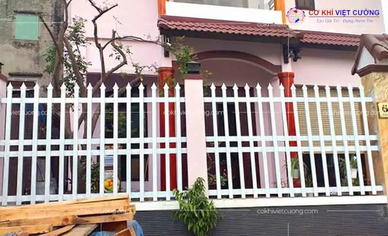 Hàng rào sắt hộp ngang cho nhà phố