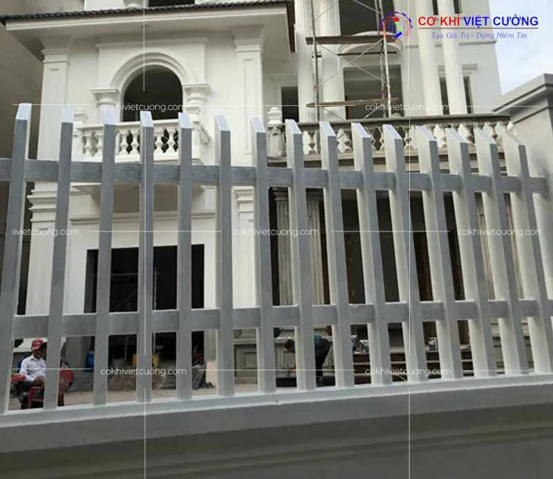 Mẫu hàng rào sắt hộp kẻ ngang và cổng