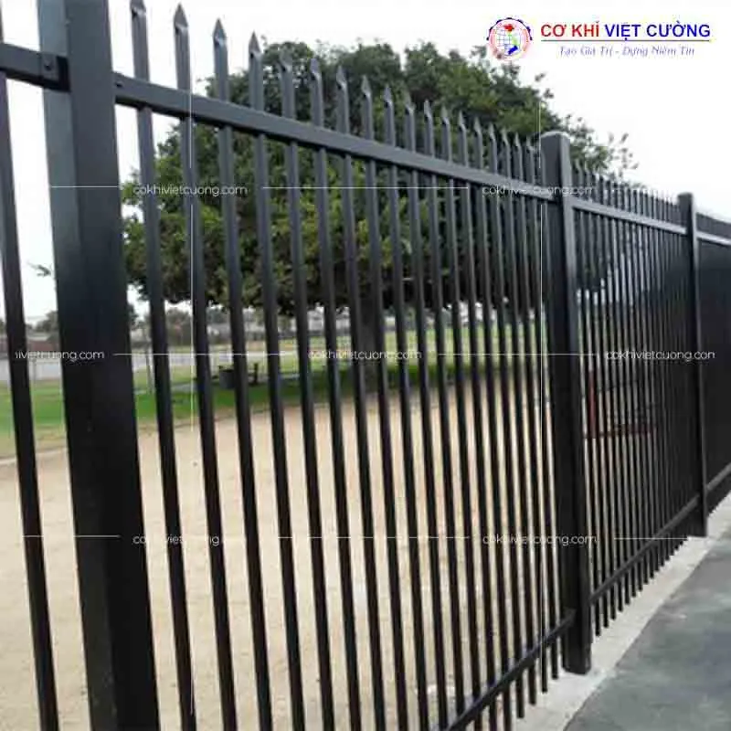 Cổng rào sắt hộp với chi tiết trang trí nhẹ