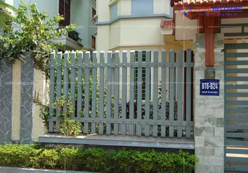 Hàng rào sắt hộp và cổng đồng bộ