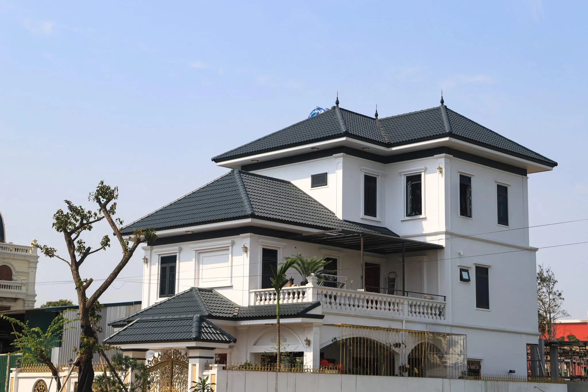 Mẫu cổng lợp ngói xi măng màu