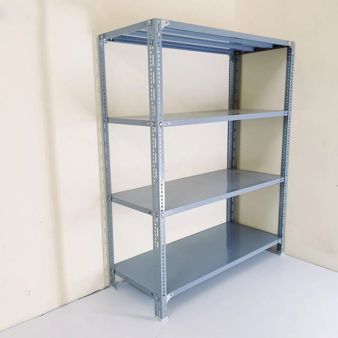 Kệ sắt V lỗ 4 tầng phổ biến