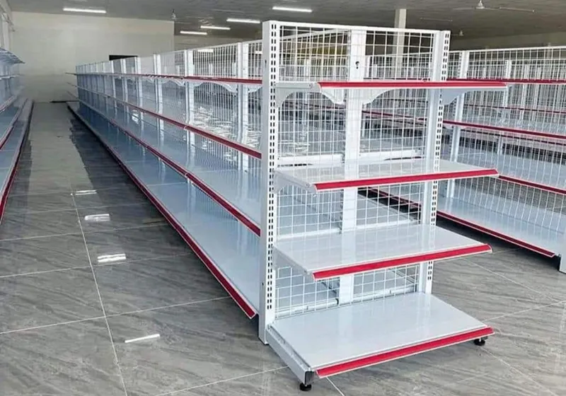 Kệ lưng lưới thanh lý cho cửa hàng tạp hóa, trưng bày sản phẩm gọn gàng