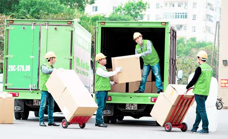 Người dùng đang kéo một lượng hàng hóa lớn và cồng kềnh bằng xe đẩy hàng
