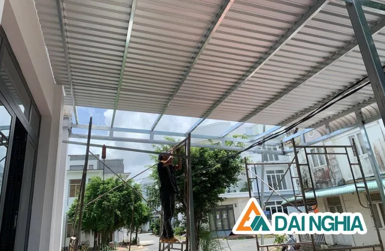 Mẫu mái che sân bằng tôn hoàn thiện, đúng kỹ thuật