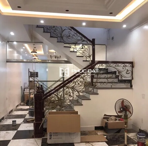 Mẫu lan can sắt đơn giản cho cầu thang nội thất