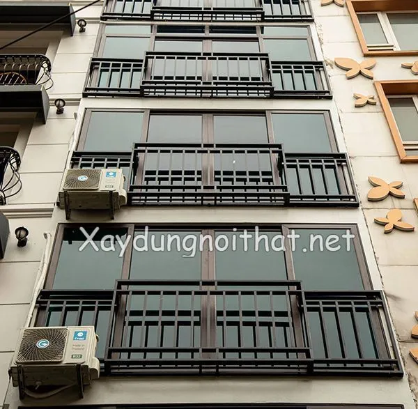 Lan can ban công sắt đặc mang phong cách hiện đại