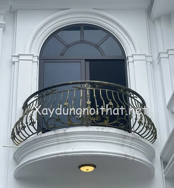 Lan can ban công sắt mỹ thuật cho không gian biệt thự