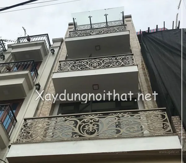 Lan can ban công sắt CNC với hoa văn đẹp mắt cho nhà phố