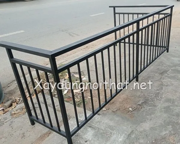 Lan can sắt vừa hoàn thiện, sẵn sàng lắp đặt