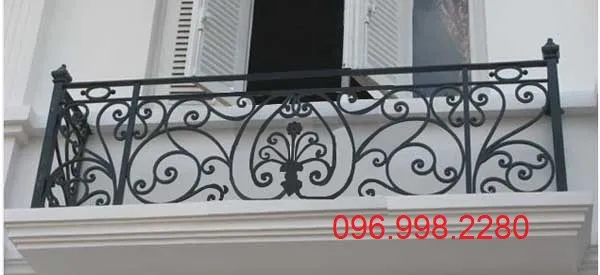 Mẫu lan can sắt mỹ thuật với những đường nét trang trí uốn cong độc đáo