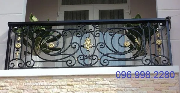 Mẫu lan can sắt mỹ thuật họa tiết màu vàng ấn tượng