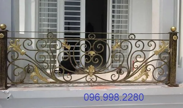 Mẫu lan can ban công sắt mỹ thuật đẹp với họa tiết đối xứng