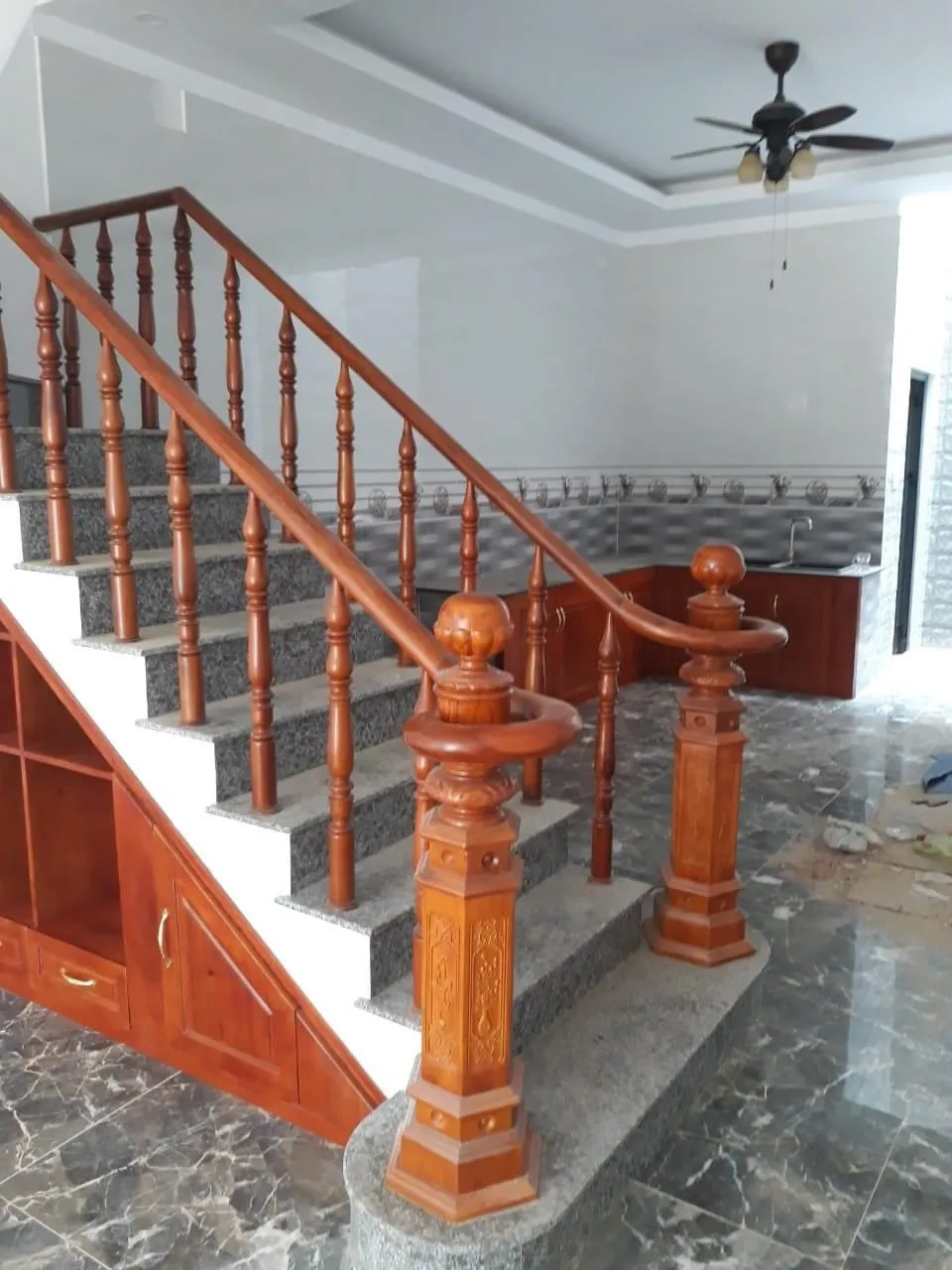 Thiết kế lan can cầu thang gỗ con tiện chạm khắc tinh xảo