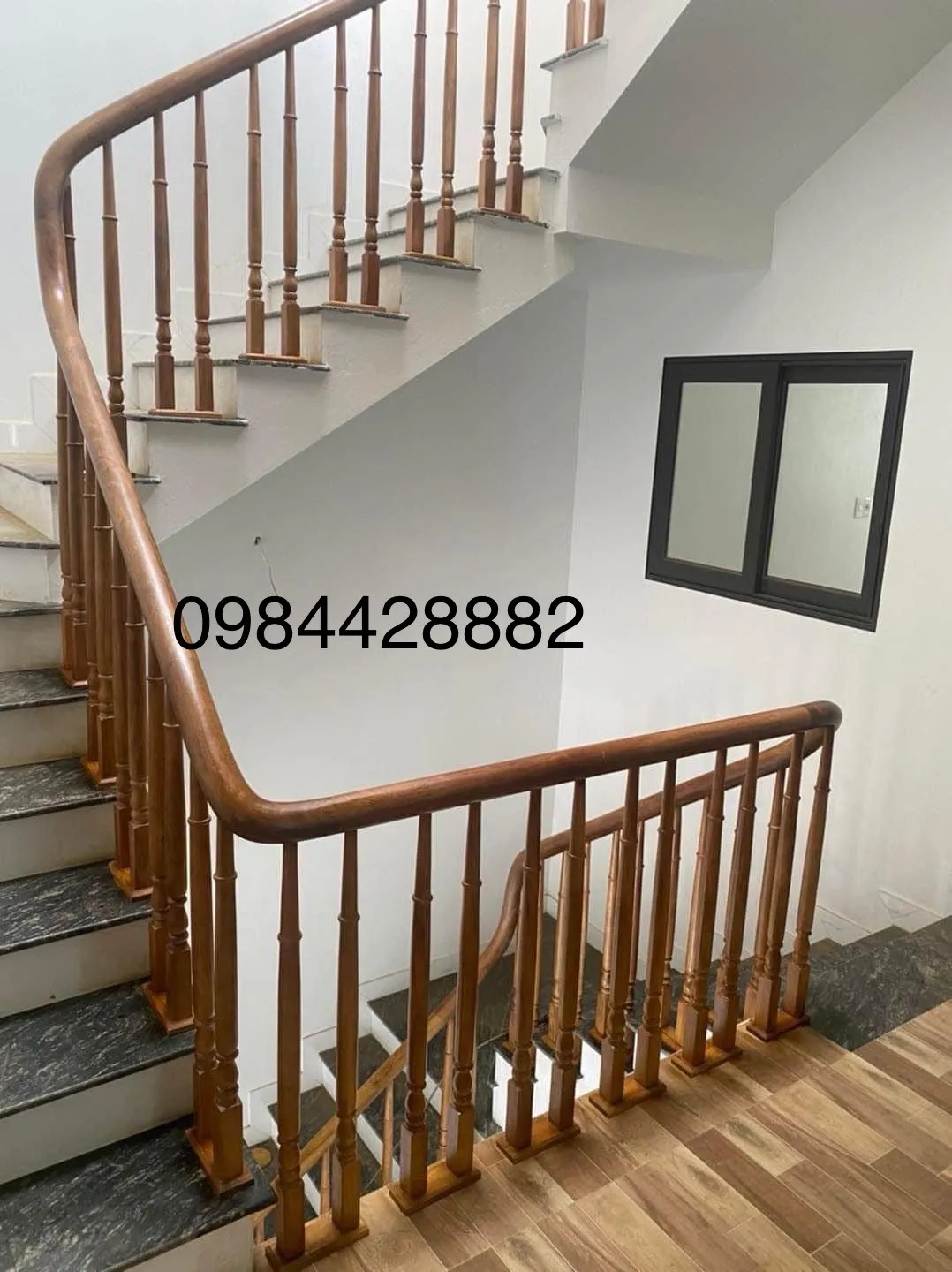 Lan can cầu thang gỗ tự nhiên mang vẻ đẹp ấm áp