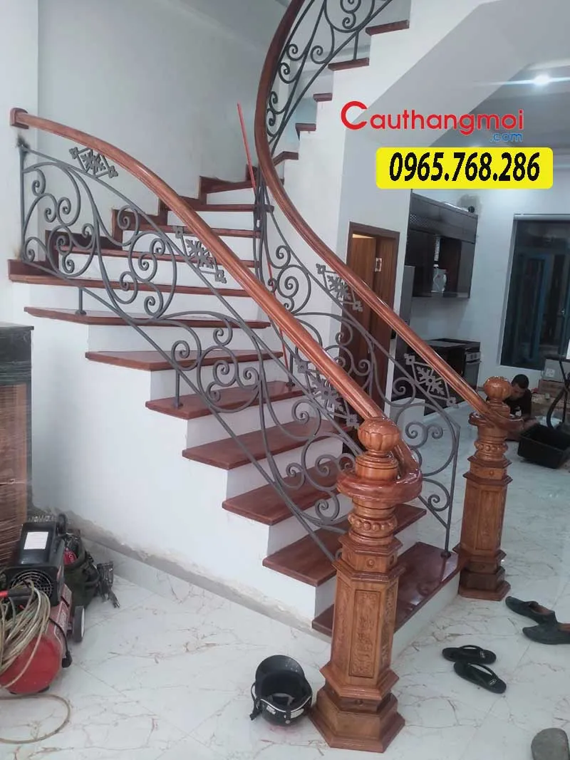 Lan can cầu thang gỗ với thiết kế tối giản, ấn tượng và thu hút.