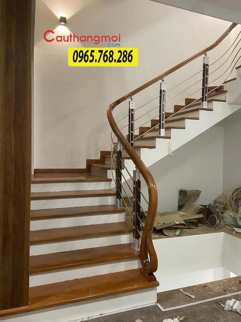 Mẫu lan can cầu thang gỗ thiết kế đơn giản, nhẹ nhàng nhưng vẫn tinh tế và thẩm mỹ.