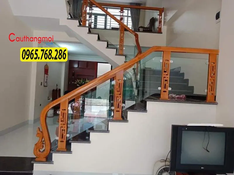 Cầu thang gỗ với trụ vuông lớn ấn tượng ở điểm giao và chiếu nghỉ.