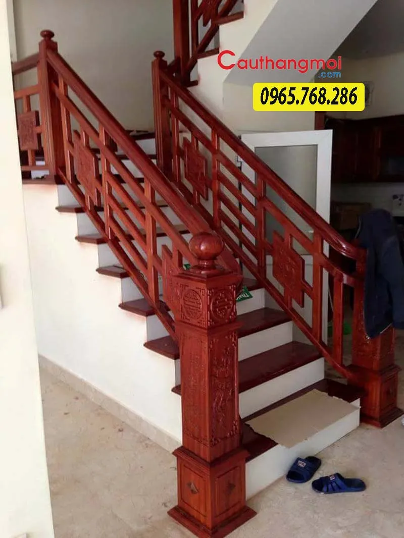 Mẫu lan can cầu thang gỗ với con tiện vuông hiện đại, phù hợp phong cách tối giản.