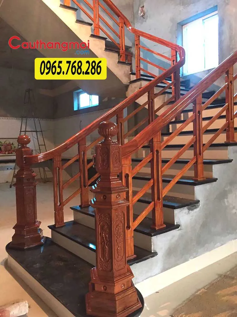 Thiết kế lan can cầu thang gỗ trụ vuông đơn giản, tạo nét cá tính độc đáo.