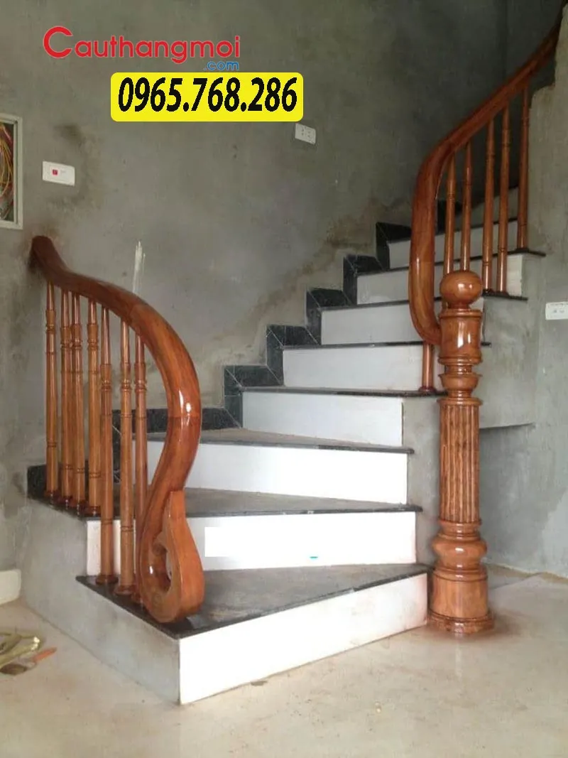 Thiết kế lan can cầu thang gỗ con tiện tròn nhẹ nhàng và mềm mại.