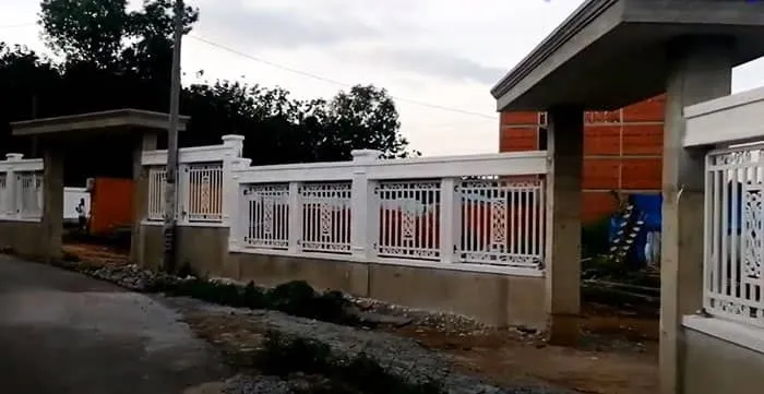 CÃ´ng trÃ¬nh sá»­ dá»¥ng khung sáº¯t hÃ ng rÃ o mÃ u tráº¯ng sá»© sang trá»ng