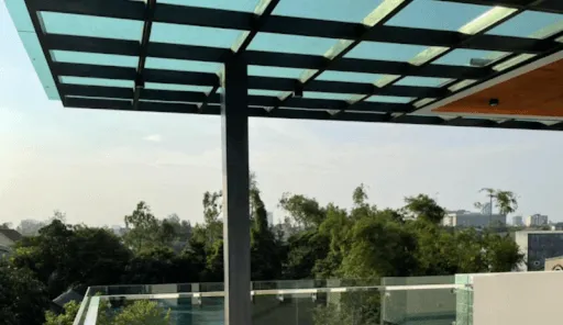 Mái che sân thượng nhà ống làm bằng nhựa Polycarbonate lấy sáng tốt