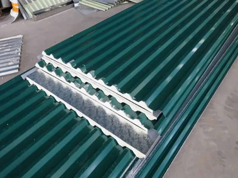 Mái nhà lợp bằng tấm tôn xốp OPP, cho thấy bề mặt phẳng và thẩm mỹ của loại vật liệu này.