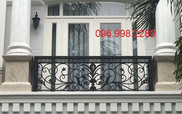 Mẫu lan can sắt mỹ thuật pha cách nhờ điểm xuyết vật liệu mạ đồng