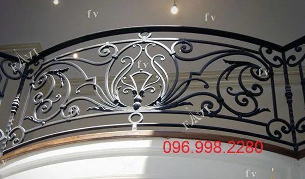 Lan can sắt mỹ thuật điêu khắc cầu kỳ giống như một bức tranh lớn