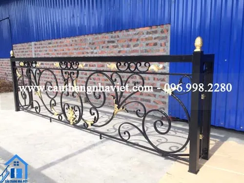 Mẫu lan can ban công sắt số 32 phù hợp phong cách tân cổ điển, cổ điển