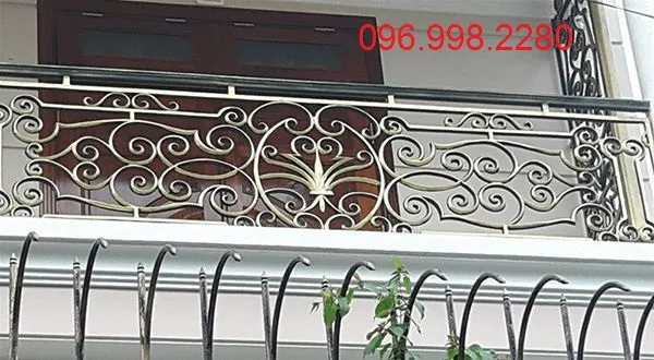 Mẫu lan can ban công sắt mỹ thuật mềm mại nhờ những chi tiết uốn cong