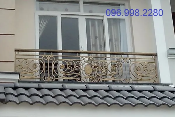 Mẫu ban công sắt nghệ thuật đẹp với thiết kế đơn giản nhưng tinh tế
