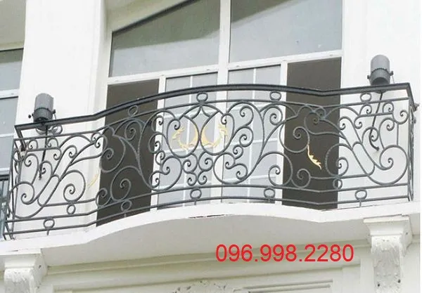 Mẫu lan can ban công sắt số 11 với họa tiết làm trung tâm thiết kế
