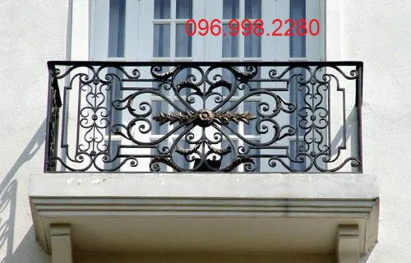 Mẫu lan can ban công sắt kết hợp tay vịn bằng gỗ tự nhiên