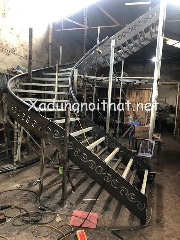 Thi công cầu thang sắt gác lửng chuyên nghiệp