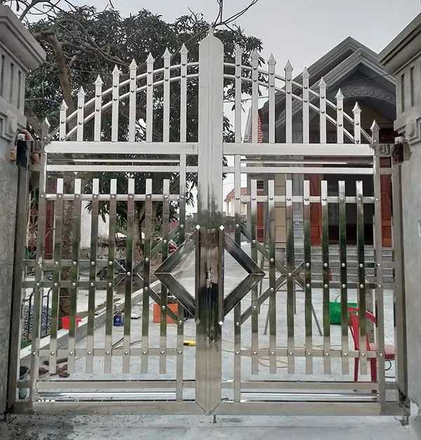 Mẫu cổng inox 2 cánh đơn giản, phù hợp nhà phố