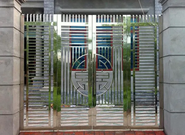 Cổng inox 4 cánh với họa tiết chữ Thọ trên pano