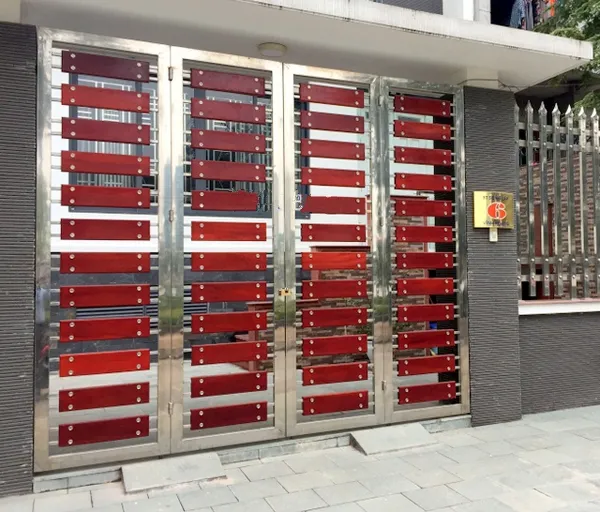 Cổng inox 4 cánh kết hợp nan gỗ tạo điểm nhấn nổi bật