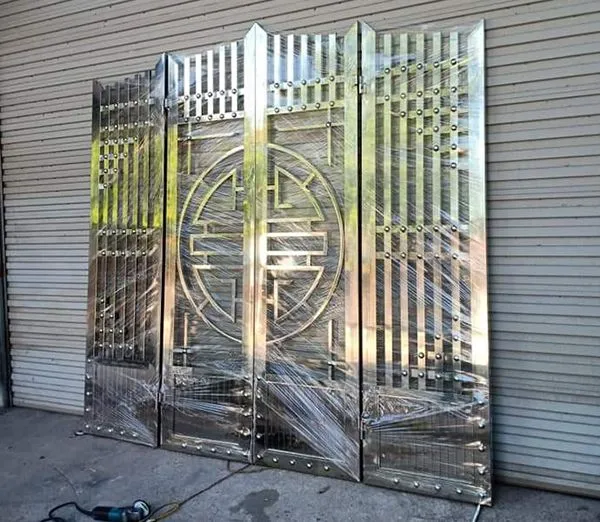 Mẫu cổng inox 4 cánh chuẩn bị đi lắp đặt