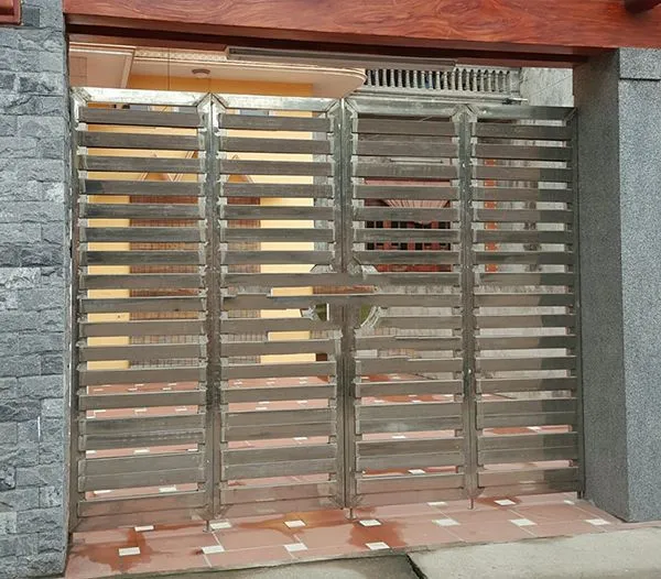 Mẫu cổng inox 4 cánh thiết kế hiện đại