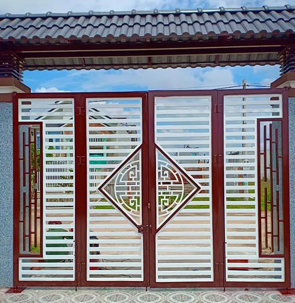 Mẫu cổng sắt 4 cánh kích thước lớn với thiết kế hình thoi hiện đại