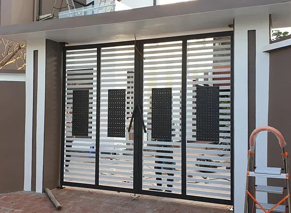 Cửa cổng sắt 4 cánh màu nâu đỏ có hoa văn đối xứng cổ điển