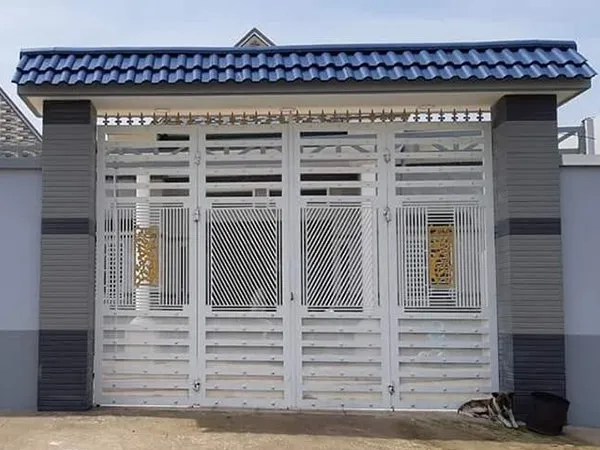 Cổng sắt 4 cánh màu xanh dương với kiểu dáng tối giản