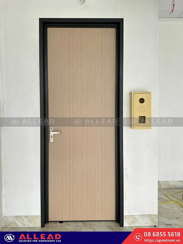 Cửa phòng ngủ nhôm vân gỗ màu sáng cách âm hiệu quả
