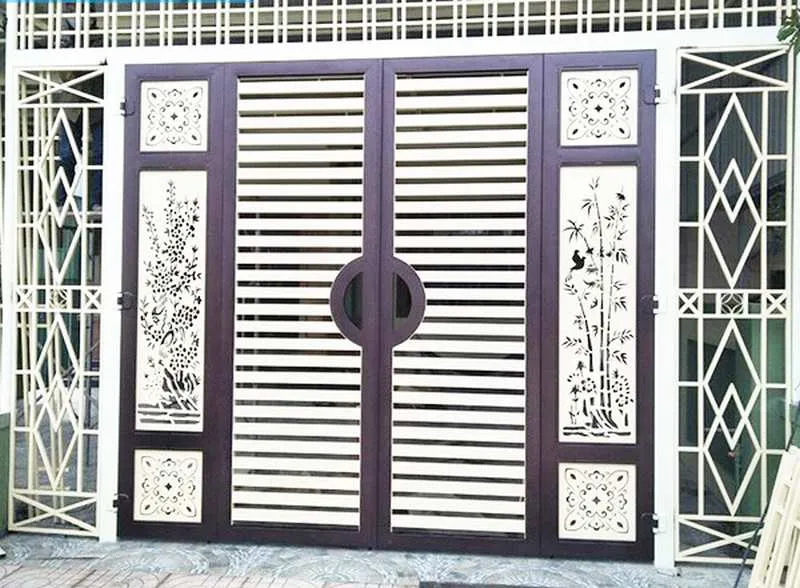 Mẫu cổng sắt 4 cánh đơn giản với nan dọc