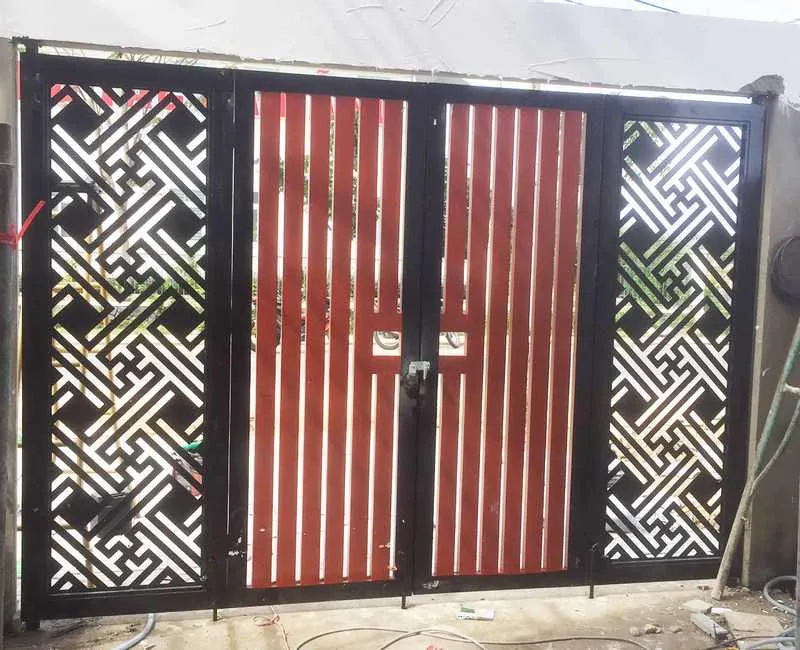Mẫu cổng sắt 4 cánh đẹp cho nhà phố