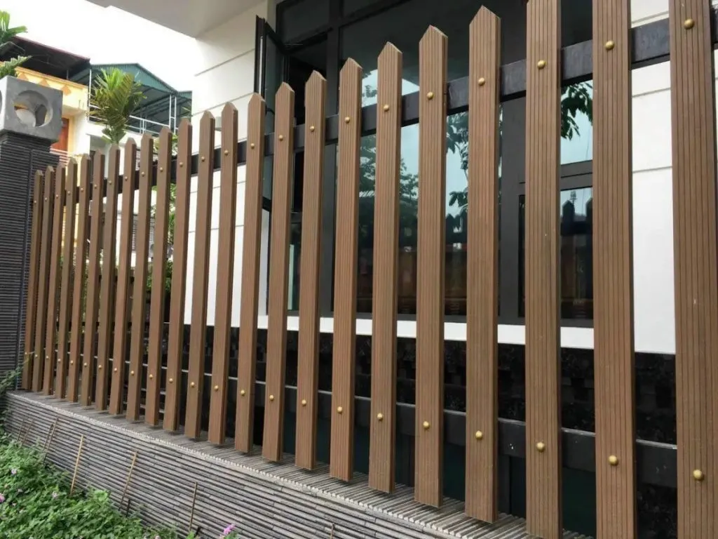Mẫu hàng rào đơn giản bằng gỗ hoặc sắt