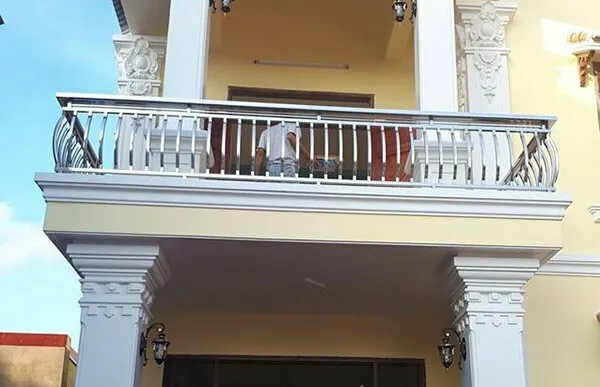 Ban công hiện đại với lan can inox 304