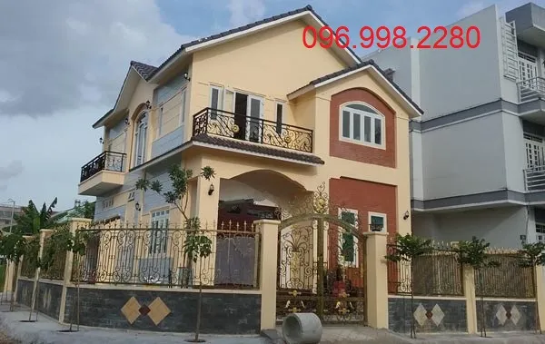 Mẫu lan can ban công uốn cong đẹp ấn tượng với chi tiết hoa lá